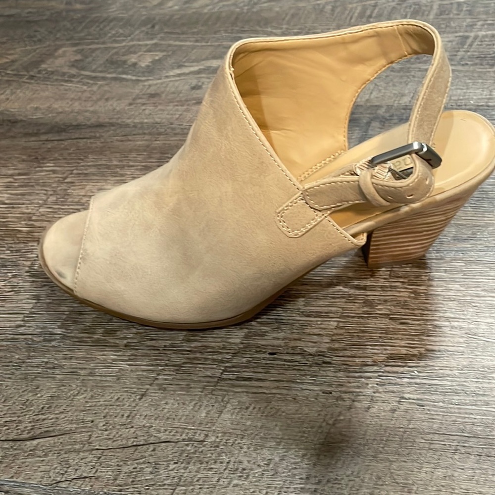 Peep toe sandals